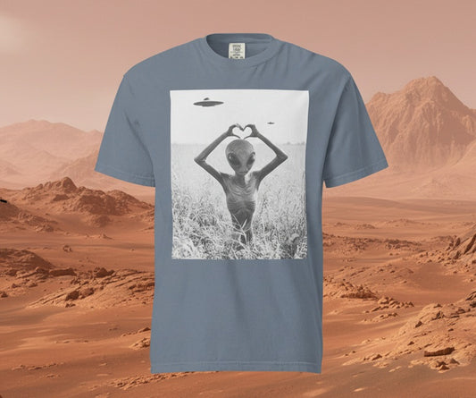 Unisex garment-dyed heavyweight t-shirt - Alien Loves You