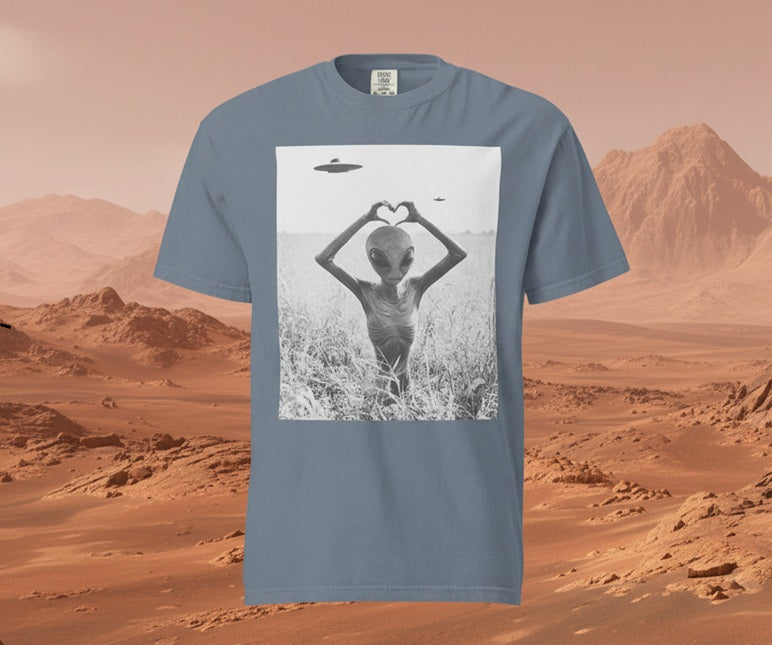 Unisex garment-dyed heavyweight t-shirt - Alien Loves You