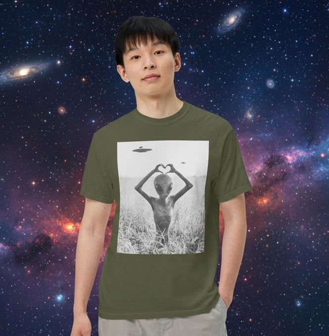 Unisex garment-dyed heavyweight t-shirt - Alien Loves You